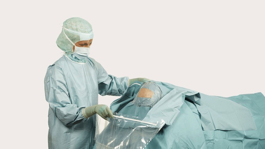 en kvinnlig kirurg som använder ett BARRIER neurokirurgilakan