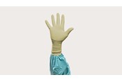 En hand i en Biogel operationshandske
