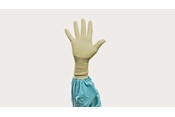 Hand klädd i Biogel-handske