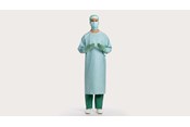 en manlig kliniker i BARRIER operationsrock Fluid Protection Plus
