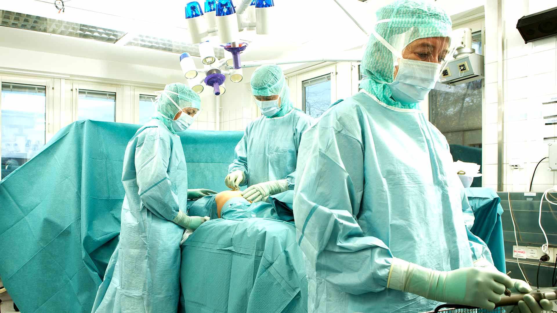 Kirurger som arbetar i operationsrummet