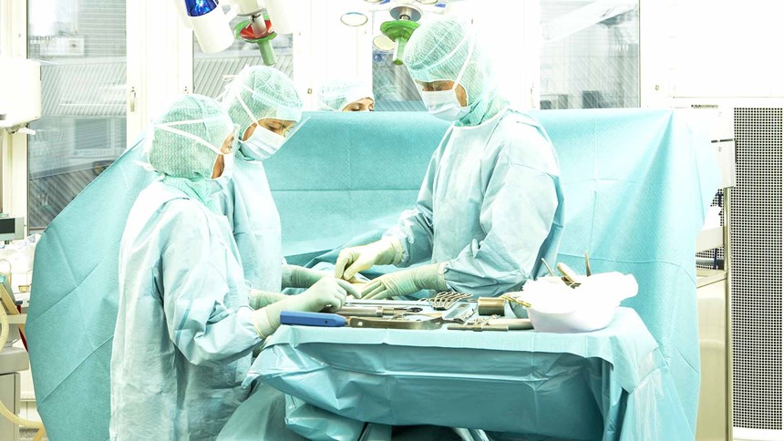 kliniker förbereder kirurgiska instrument i operationsrummet