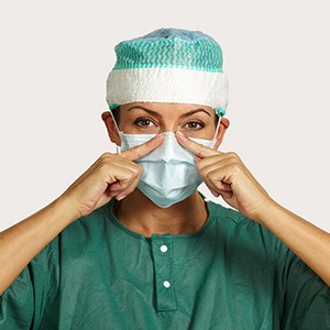 Étape 3 de l'application du masque chirurgical avec boucles auriculaires