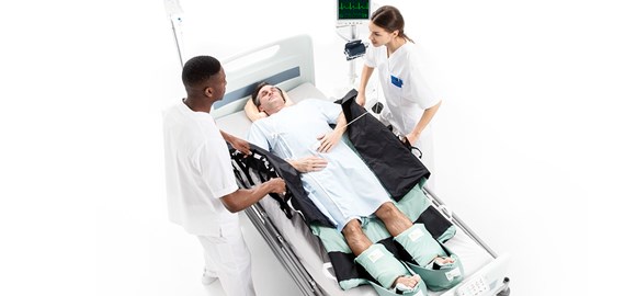 Sjuksköterskor vänder en patient